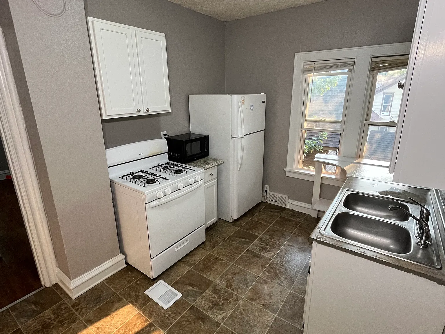 1 bed, 1981 sqft, $1,000 — Photo 4