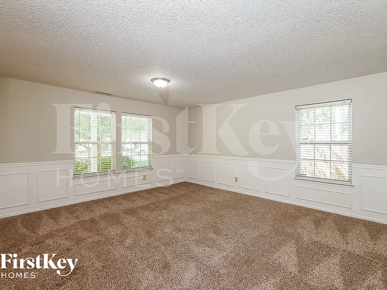 5757 N Plymouth Ct — Photo 13