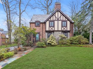 3 Longview Pl, Great Neck, NY 11021