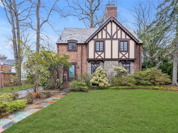 3 Longview Place, Great Neck, NY 11021