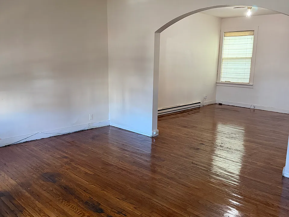 11 W Commerce St
