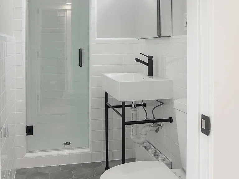 Connecticut House Apartments — Photo 3