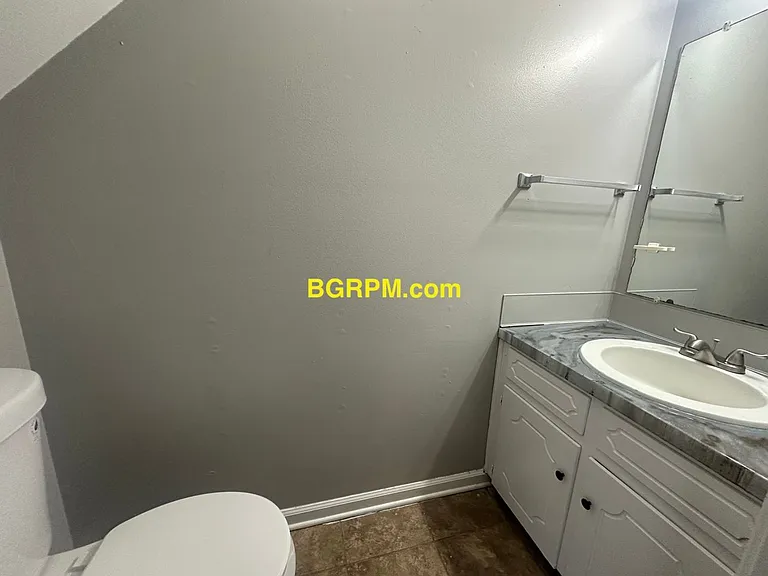 1099 W Elm St — Photo 49