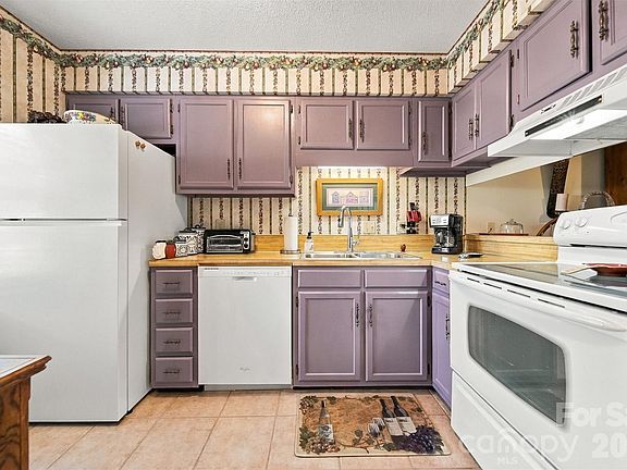 5th image of 2705 N Center St APT 37