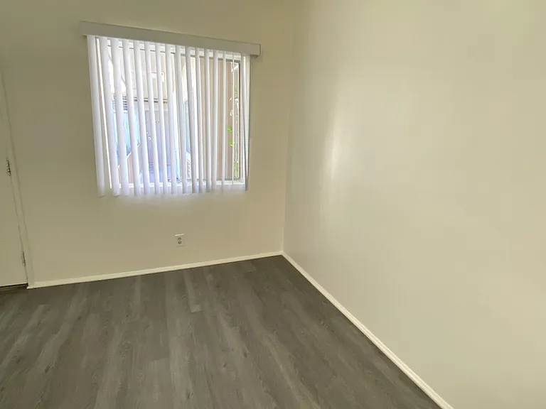 Grismer Cove Apartments — Photo 25
