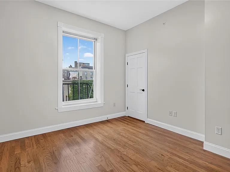 224 E State St — Photo 37