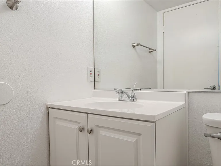 1650 S Campus Ave #17 — Photo 14