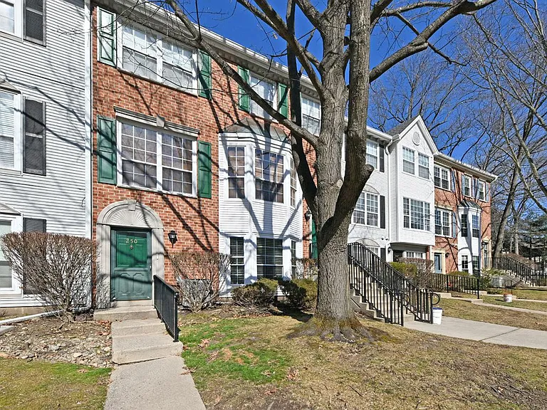 250 Larch Ln #250 — Photo 1