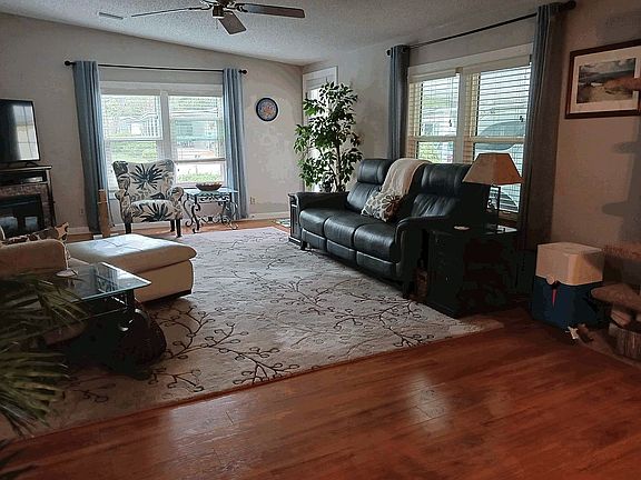2nd image of 525 Leaf Cir