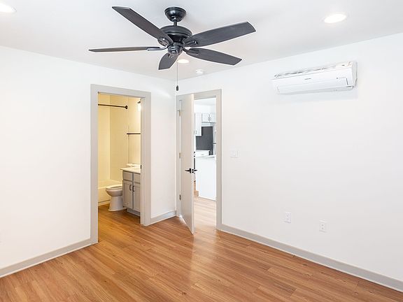 4th image of 5615 Ross Ave APT B