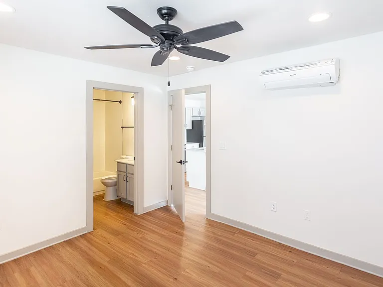 5609 Ross Ave — Photo 4