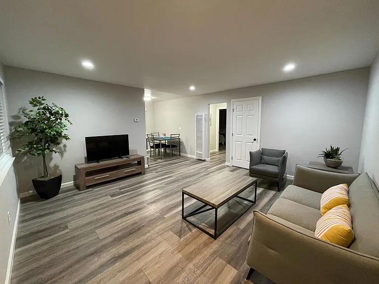 1592 Quebec Ct — Photo 3