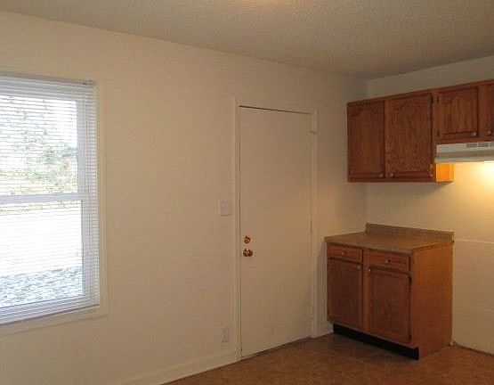 4th image of 4449 N Kenyon Ave