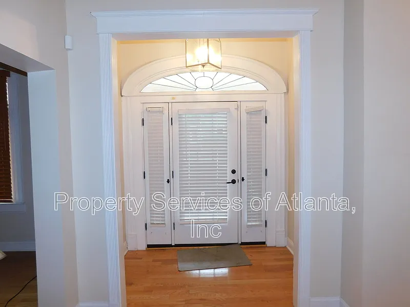 3 bed, 2.0 bath, 2164 sqft, $2,600 — Photo 4