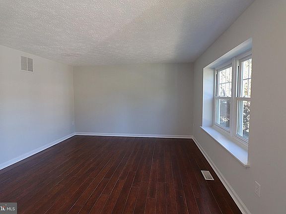 3rd image of 11 Mountain Laurel Ct