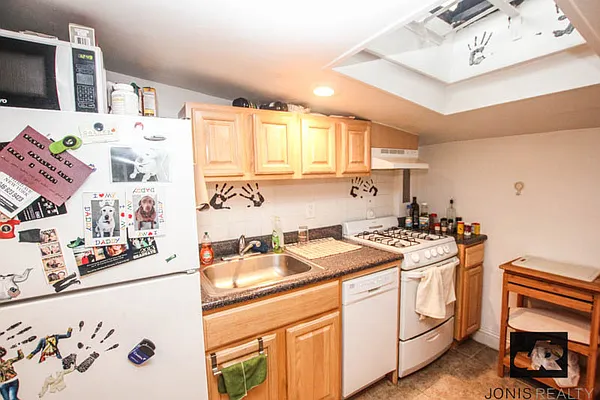 Rented by Jonis Realty | media 40