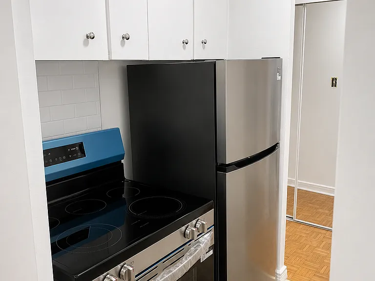 2412 Queen St E — Photo 2