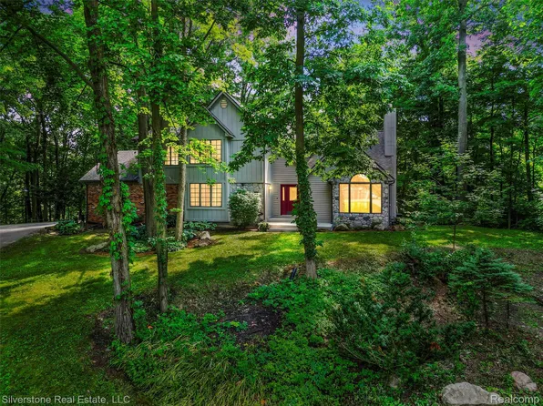 8065 Nathan Oscar Dr, White Lake, MI 48386