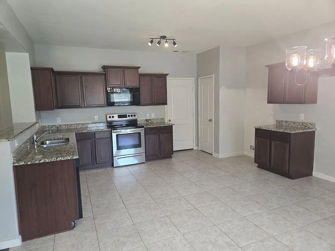 3 bed, 2.5 bath, 2049 sqft, $1,900 — Photo 3