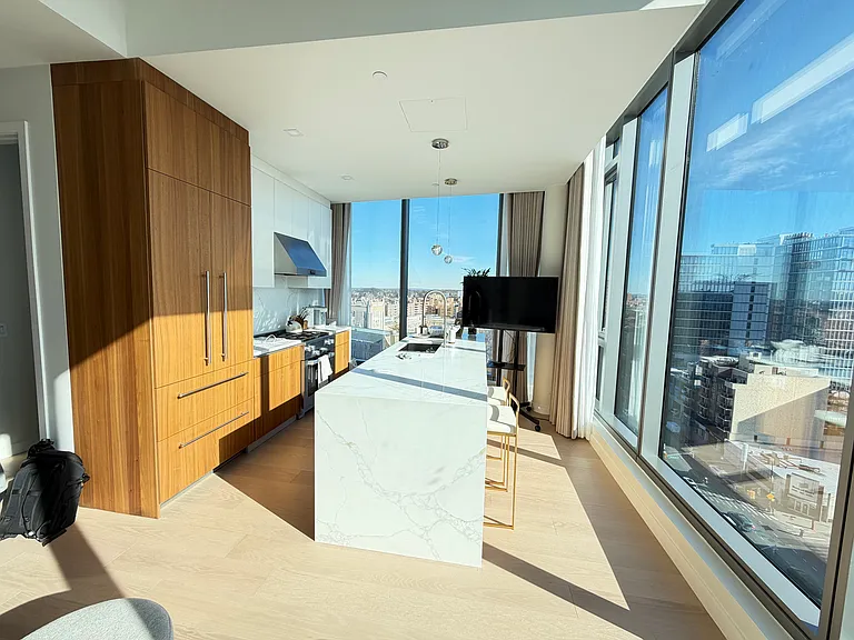 35-32 Leavitt St #Penthouse A — Photo 4
