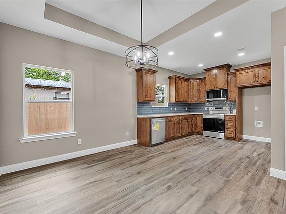 5th image of 905 A W Virginia St