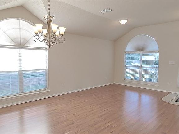 3rd image of 808 Kingsbrook Ln