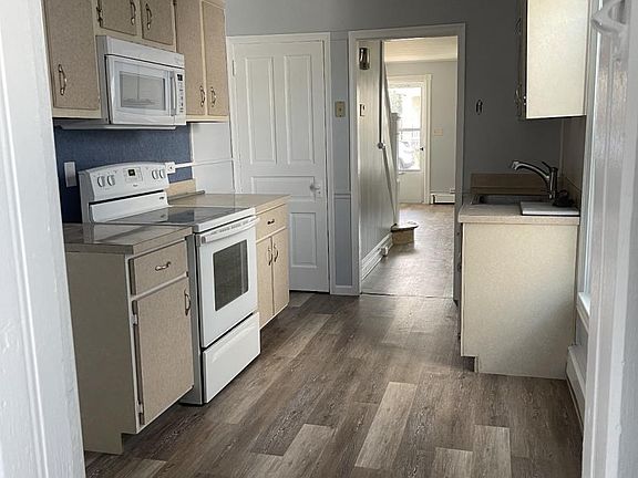 5th image of 221 N Irving St
