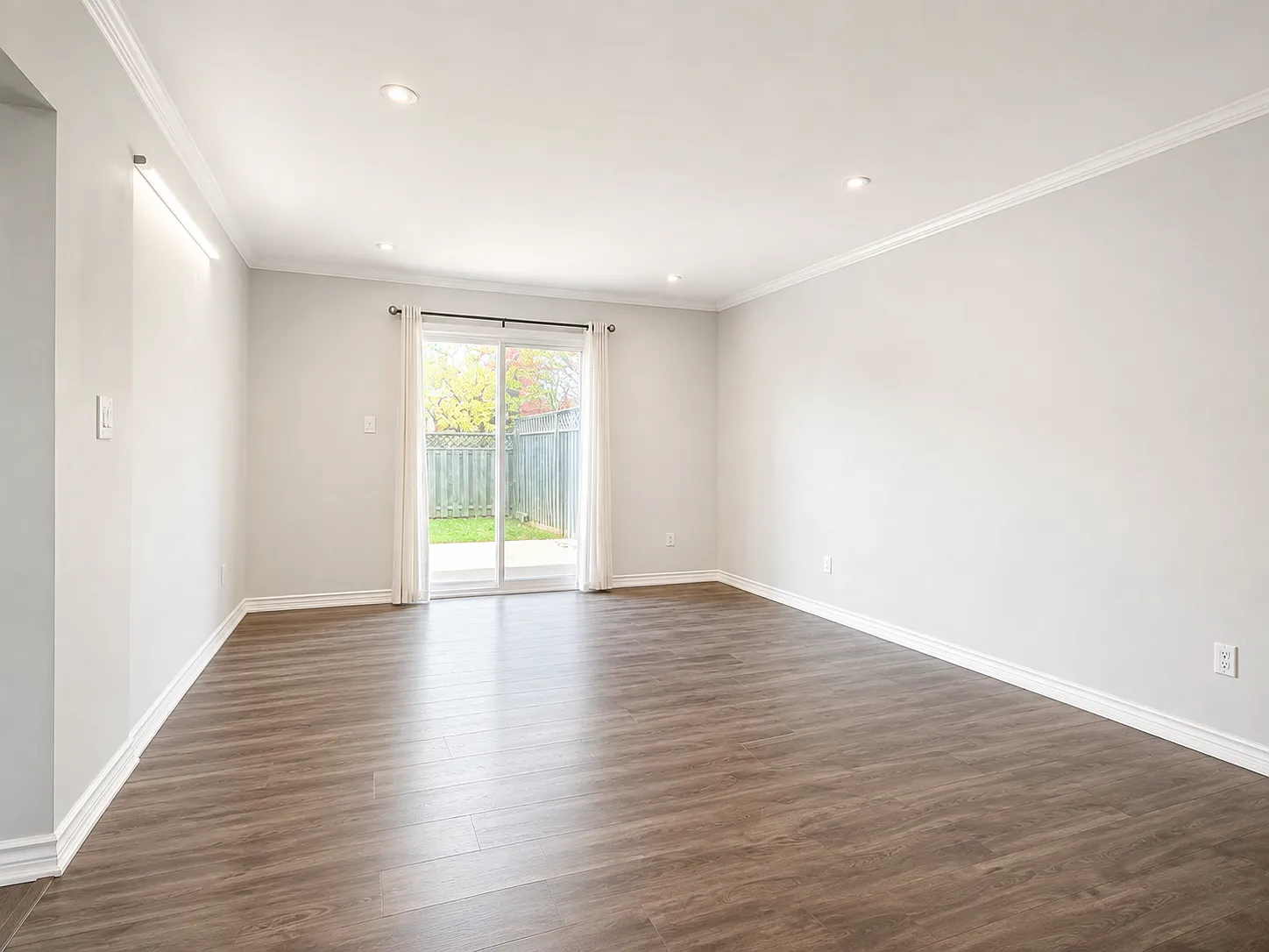 1178 Upper Wentworth St — Photo 3
