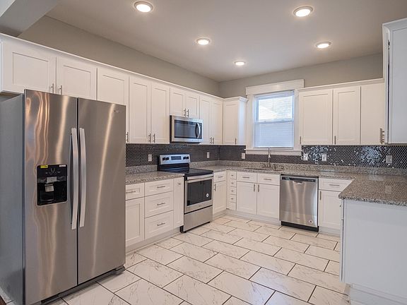 3rd image of 3808 Montrose Ave