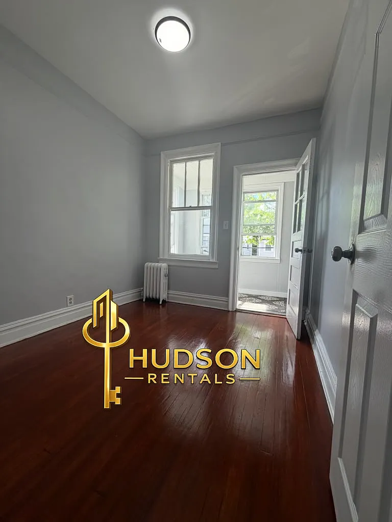 4 bed, 1200 sqft, $2,300 — Photo 3