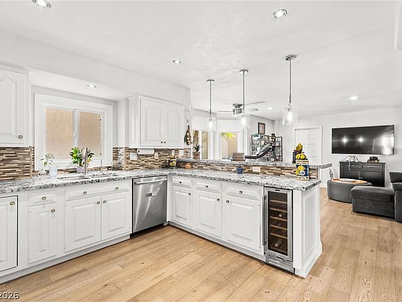 2nd image of 5090 Breakers Ln