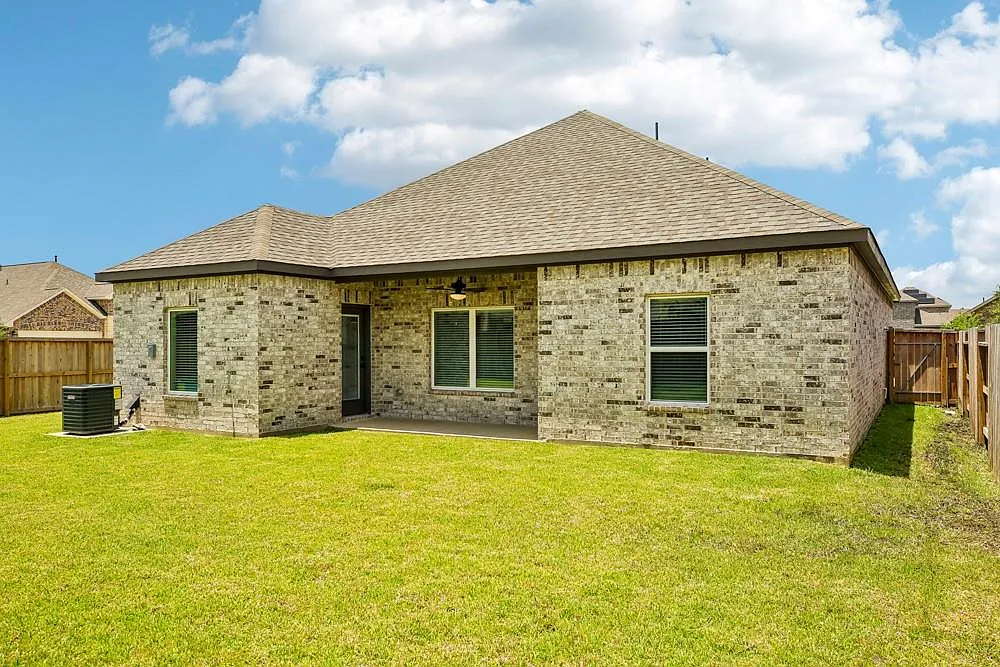 3 bed, 2.0 bath, 1683 sqft, $2,965 — Photo 2