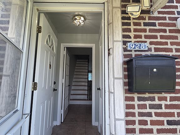 4th image of 928 Disston St #1