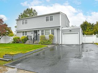 180 John St, Levittown, NY 11756