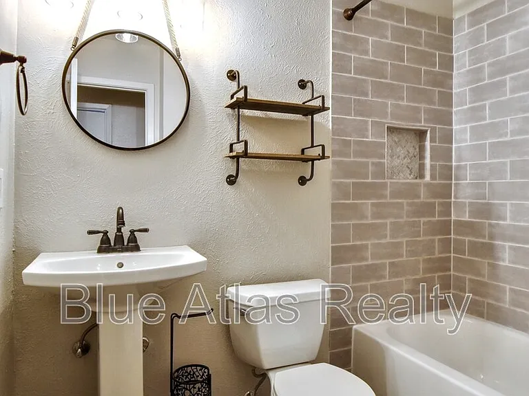 1313 Monaco Dr — Photo 16