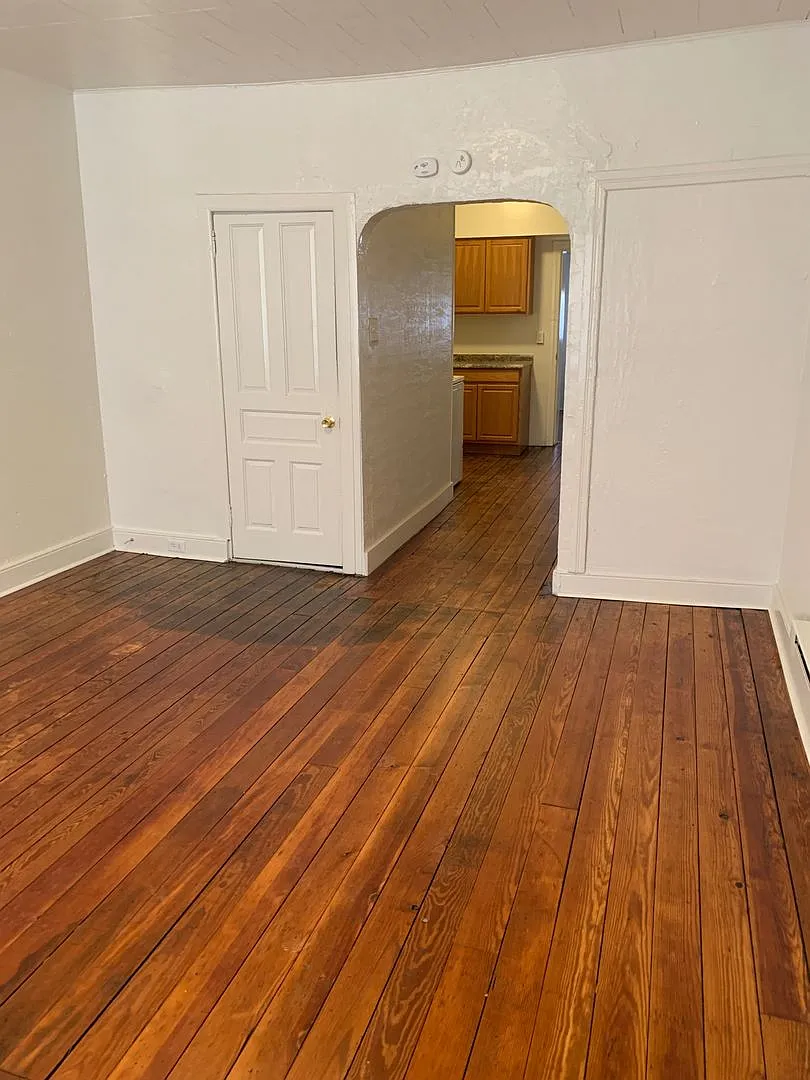 Available Now! 1st Floor, 1 Bedroom, Yard-York City SD — Photo 3