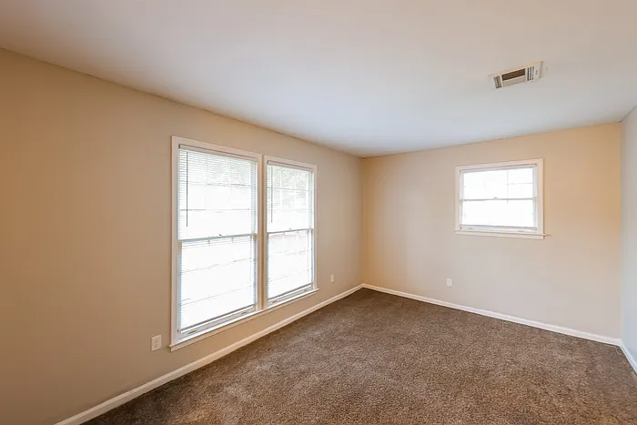 323 N Burbank Dr — Photo 3