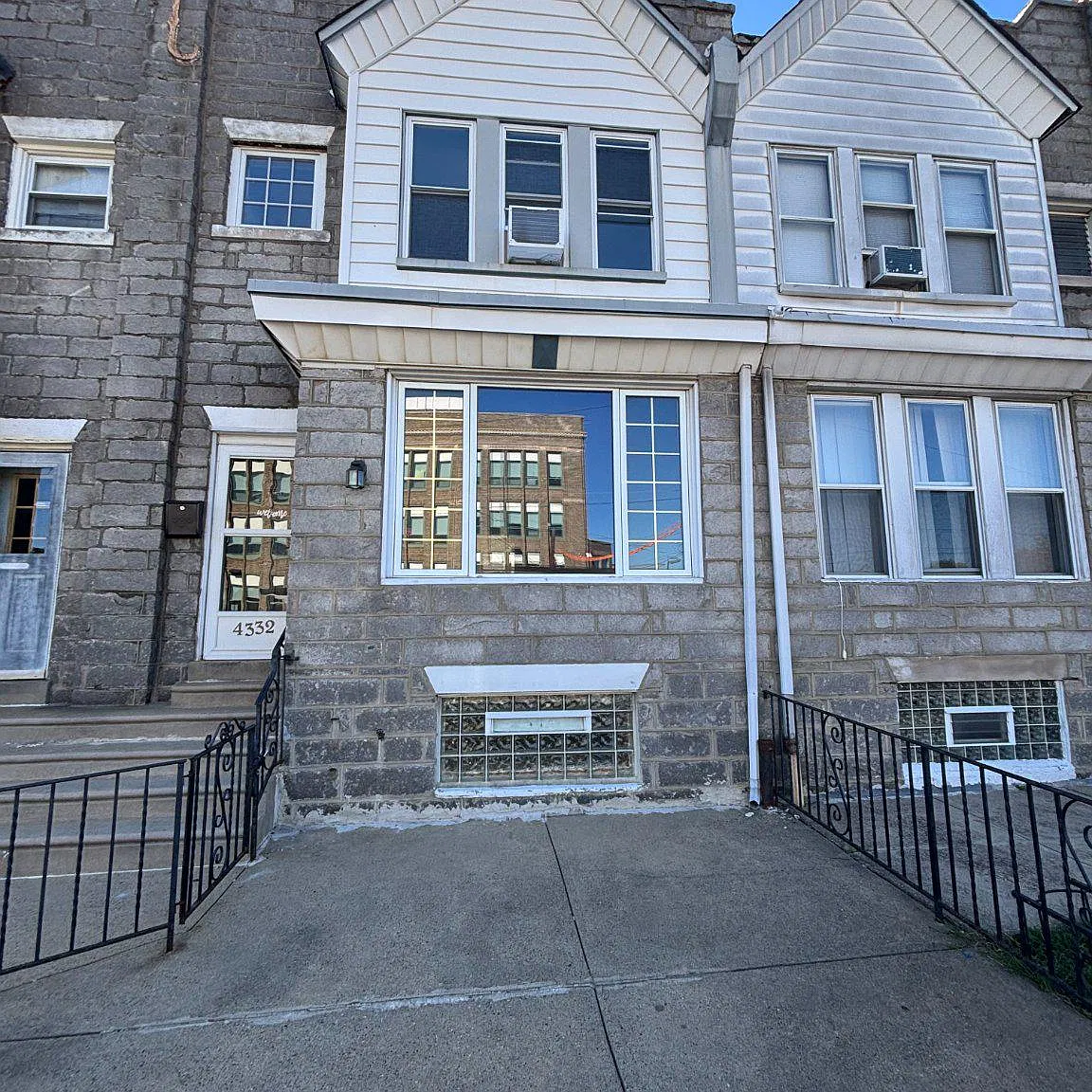 3 bed, 2.0 bath, 1296 sqft, $2,100 — Photo 1