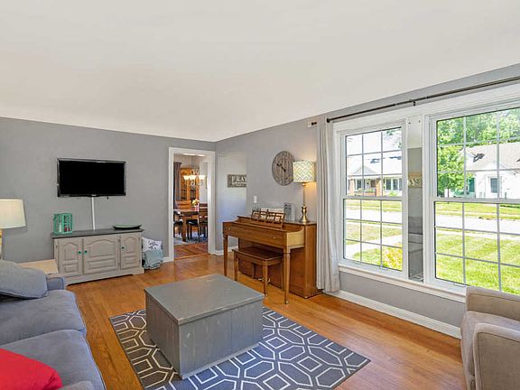 5th image of 916 Graceland St NE