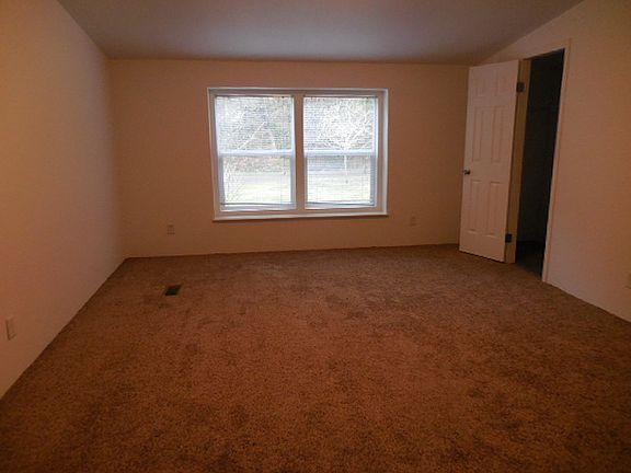 5th image of 6585 SE 160th St