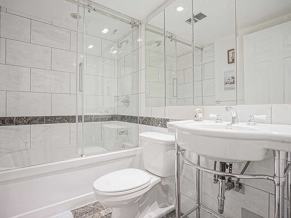 3rd image of 33 Harbour Sq #2212