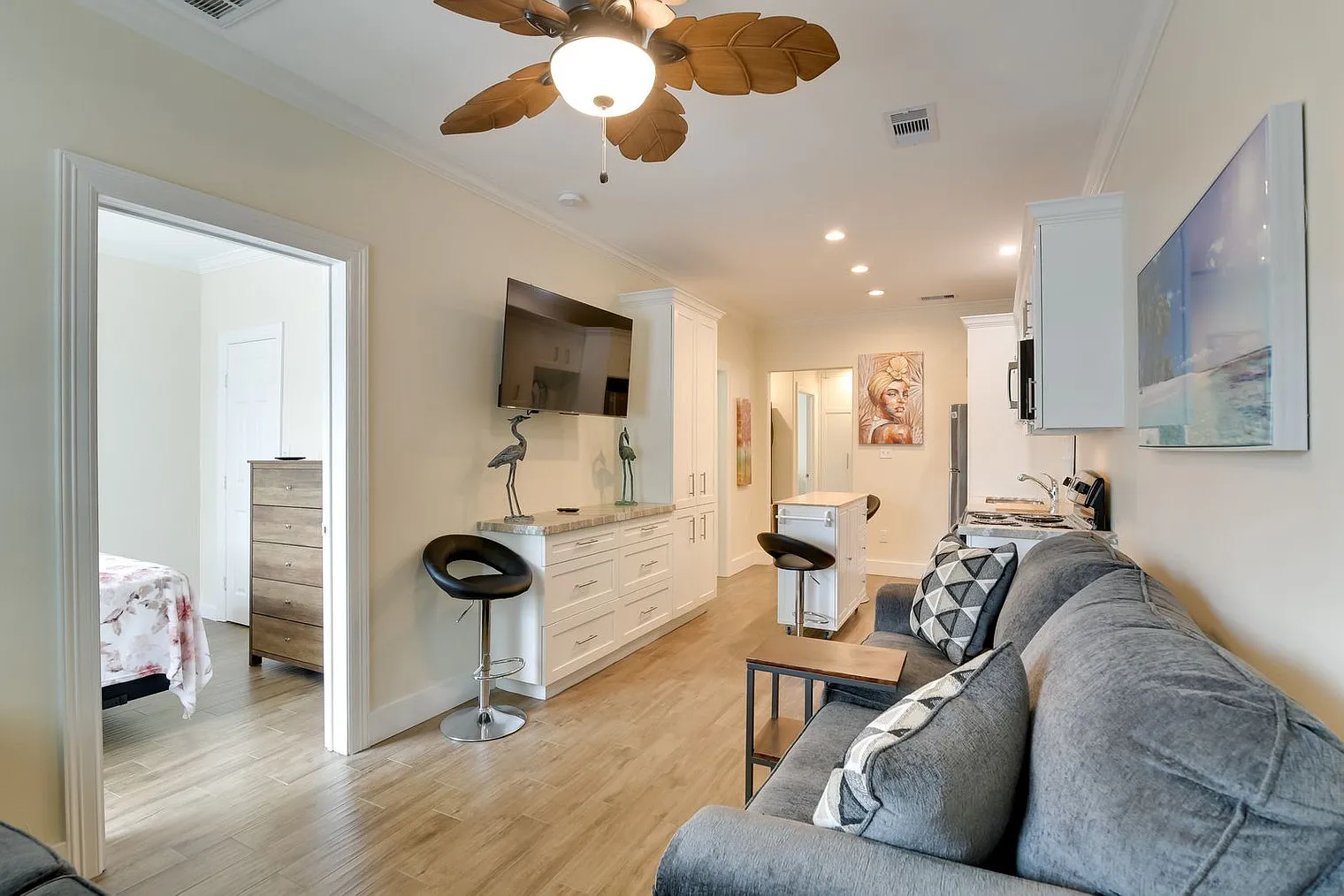 3 bed, 2.0 bath, 796 sqft, $2,871 — Photo 2