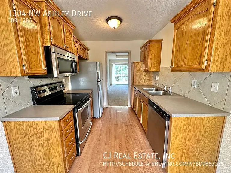 1304 NW Ashley Dr — Photo 3