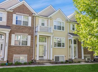 558 Lincoln Station Dr #558, Oswego, IL 60543