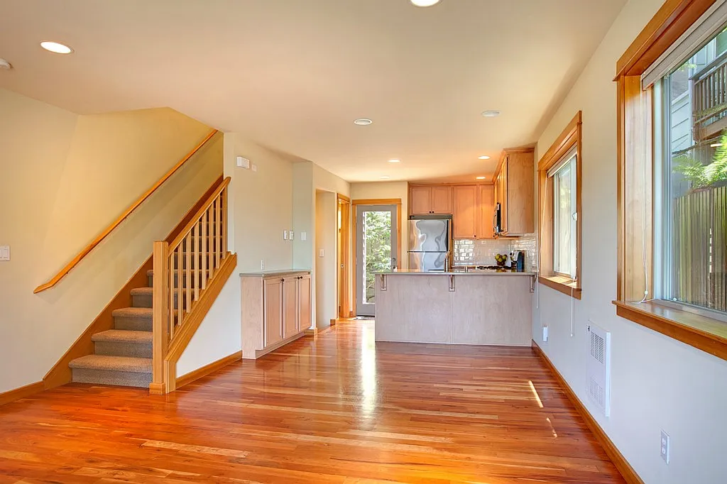 624 W Emerson St — Photo 2