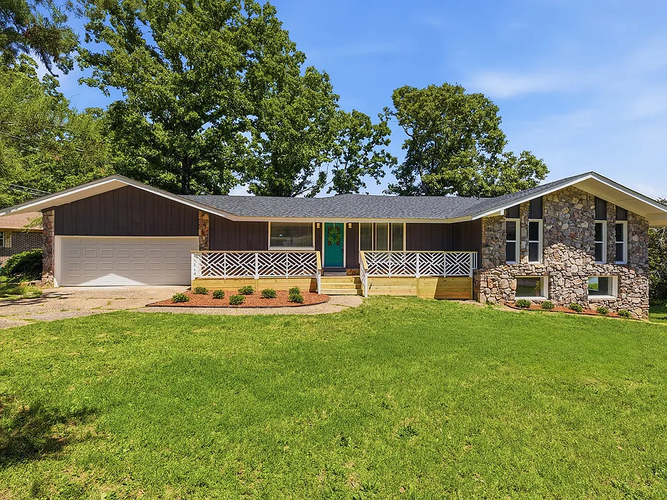 33 Narragansett Pl