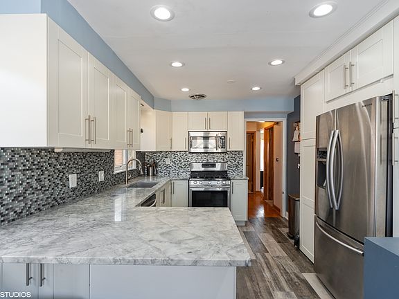 4th image of 7016 W Newport Ave