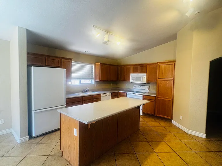 2927 E Mead Dr — Photo 6