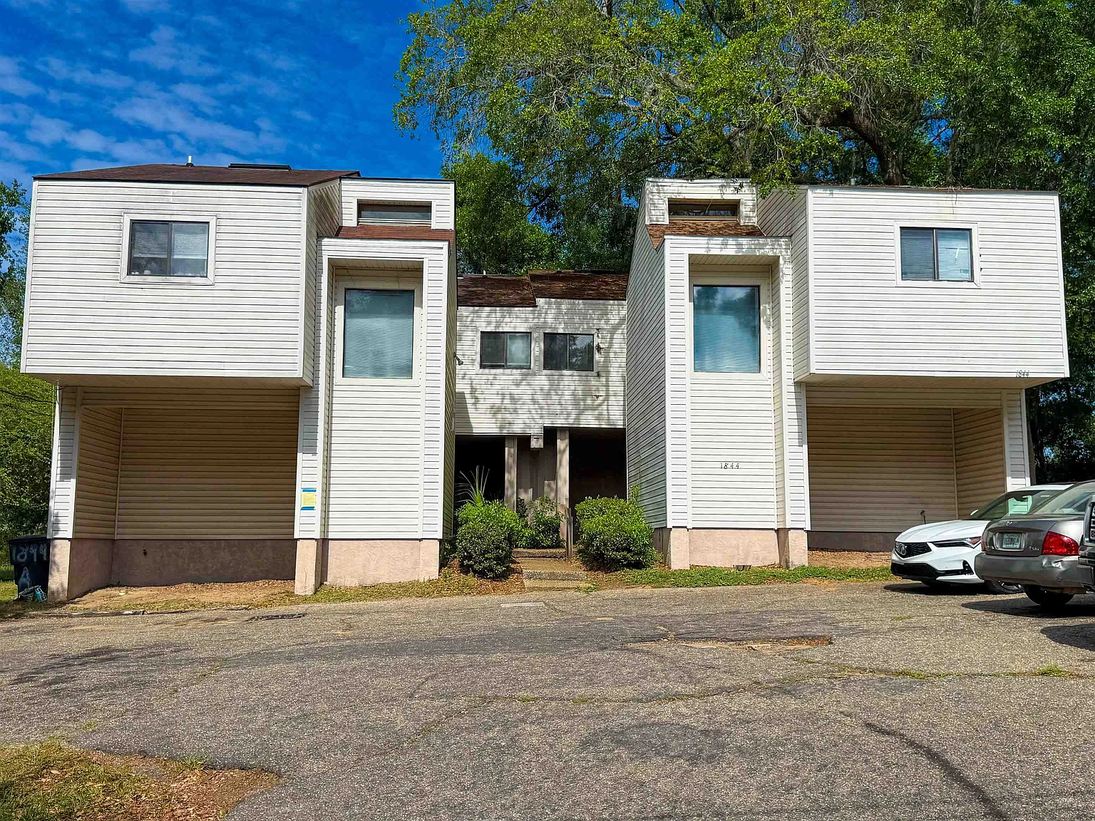 2 bed, 1.0 bath, 855 sqft, $1,300 — Photo 1