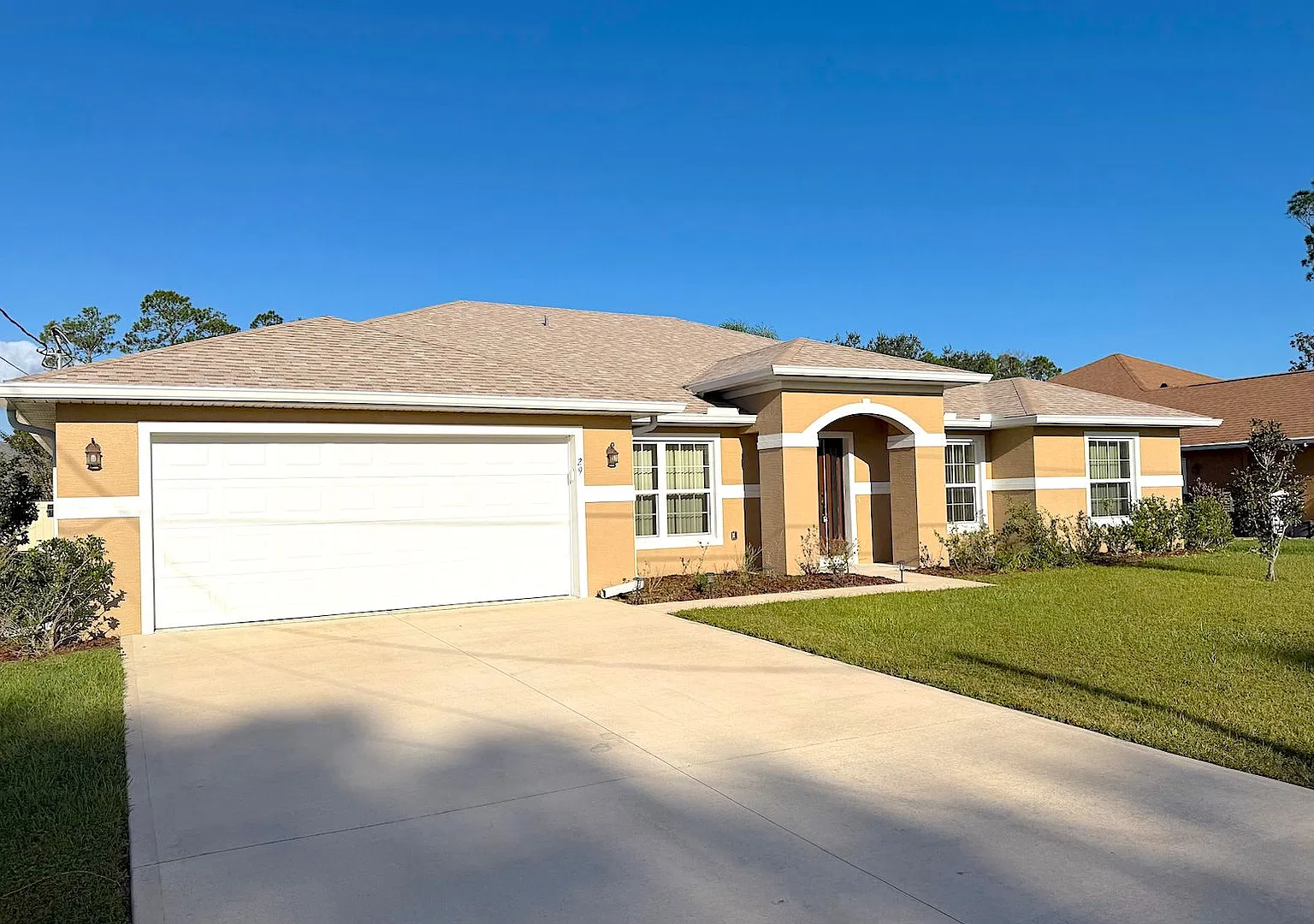 Spacious 4 Bed 2.5 Bath Home w Fully Fenced Yard for Rent! — Photo 2